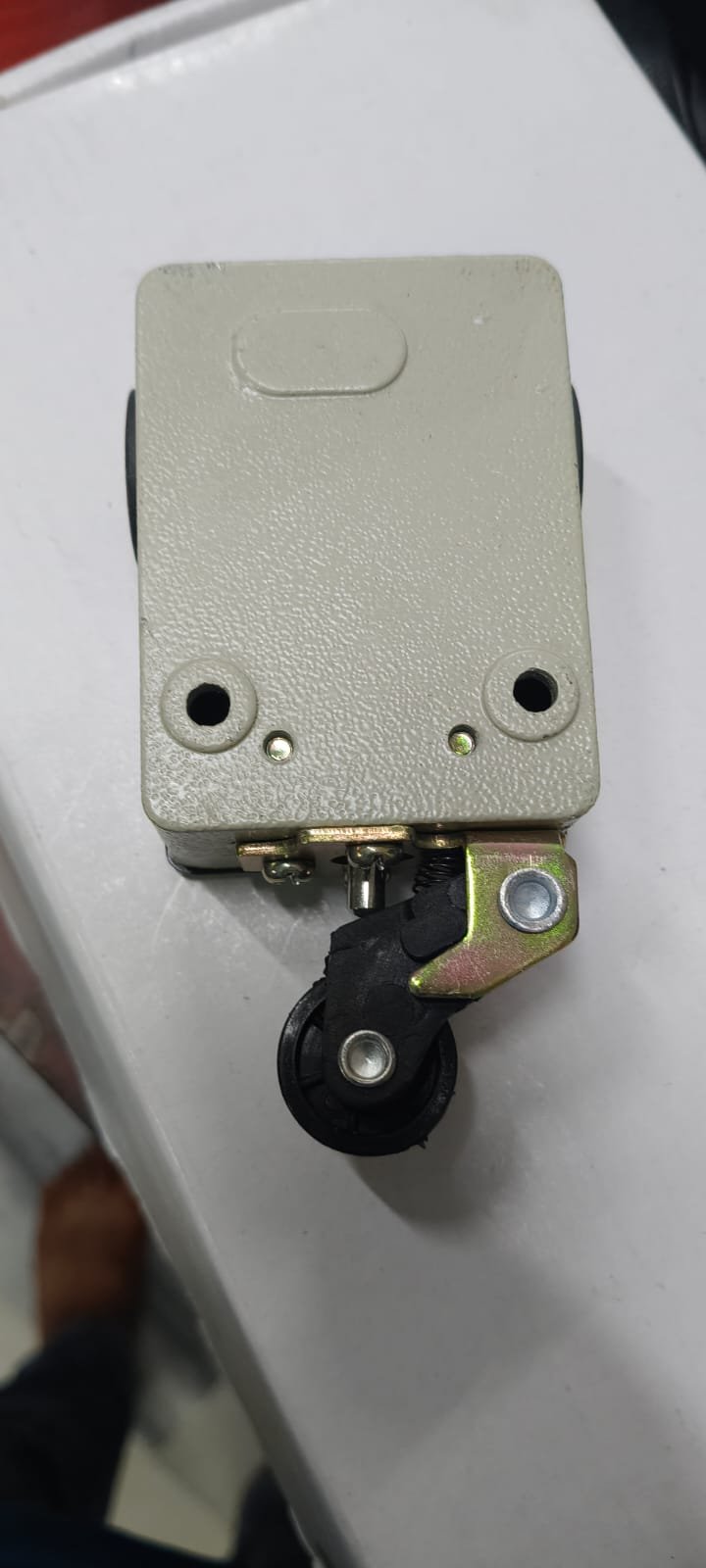 18854026-7a70-433d-b317-20d7df6ff5fe Car gate switch - Image 1